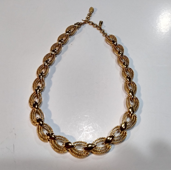Stunning Monet gold tone necklace. Excellent condi - Picture 3 of 3
